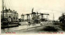 2880 Gezicht op de Jan Pieterszoon Coenbrug over de Leidsche Rijn te Utrecht, met op de achtergrond de houtzaagmolens ...